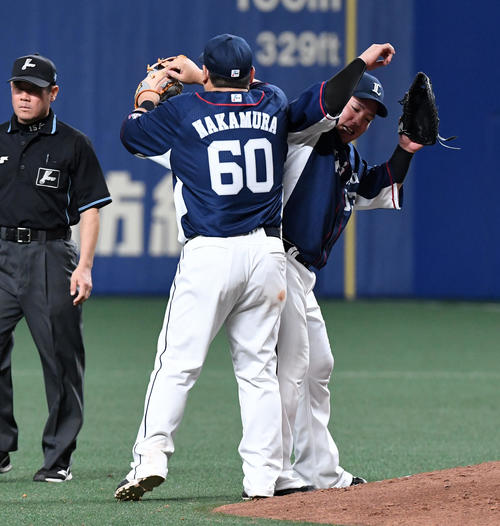 中日対西武　中日に3連勝、喜ぶ山川（右）と中村（撮影・前岡正明）