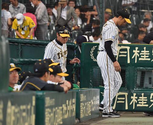 阪神対楽天　楽天に3連敗し、うつむきながらベンチを出る矢野燿大監督（右）（撮影・上田博志）