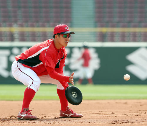 平たいミットを手にノックを受ける広島小園（2019年3月31日撮影）
