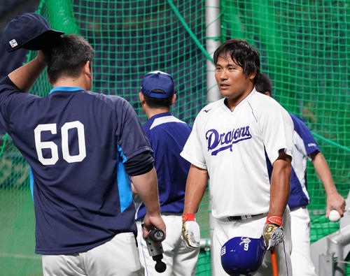 中日対西武　試合前の練習で話をする平田良介と中村剛也（撮影・森本幸一）