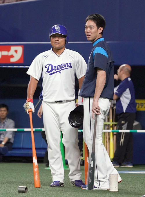 中日対西武　試合前の練習で話をする平田良介と秋山翔吾（撮影・森本幸一）