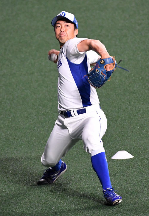 中日対西武　1軍に合流、キャッチボールを行う吉見（撮影・前岡正明）