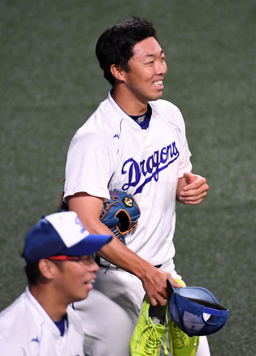 中日対西武　練習で笑顔を見せる吉見（撮影・前岡正明）