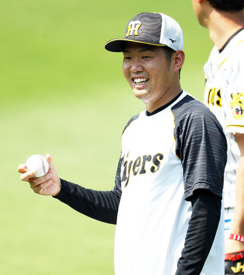 阪神対楽天　試合前練習で笑顔を見せる阪神西（撮影・前田充）