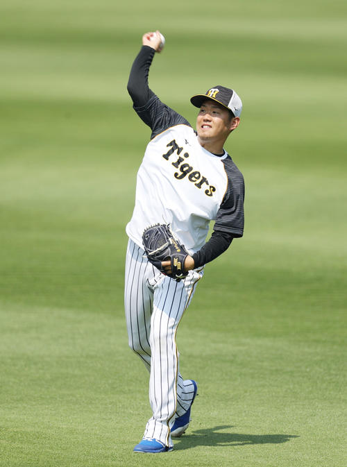 阪神対楽天　試合前練習でキャッチボールする阪神西（撮影・前田充）