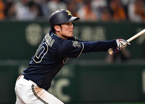 巨人対オリックス　5回表オリックス2死一、二塁、右翼線へ2点適時三塁打を放つ大城（撮影・横山健太）