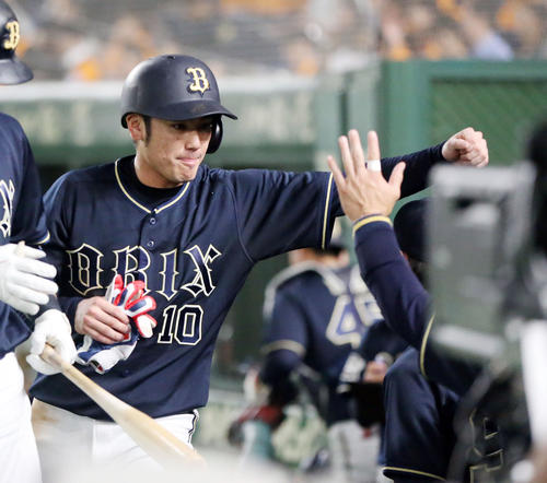 巨人対オリックス　5回表を終え、この回に2点適時三塁打を放った大城はベンチに迎えられる（撮影・狩俣裕三）