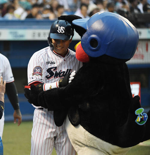 ヤクルト対ソフトバンク　2回裏ヤクルト無死一塁、右越え2点本塁打を放った村上（左）はつば九郎から頭をなでられる（撮影・鈴木みどり）