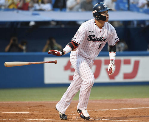 ヤクルト対ソフトバンク　2回裏ヤクルト無死一塁、右越え2点本塁打を放つ村上（撮影・鈴木みどり）