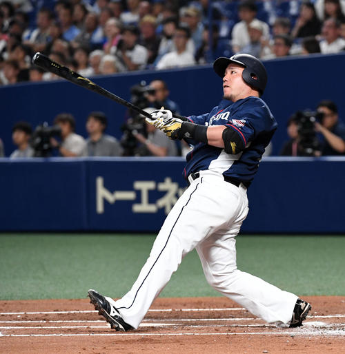 中日対西武　2回表西武無死、山川は左中間に先制本塁打を放つ（撮影・前岡正明）