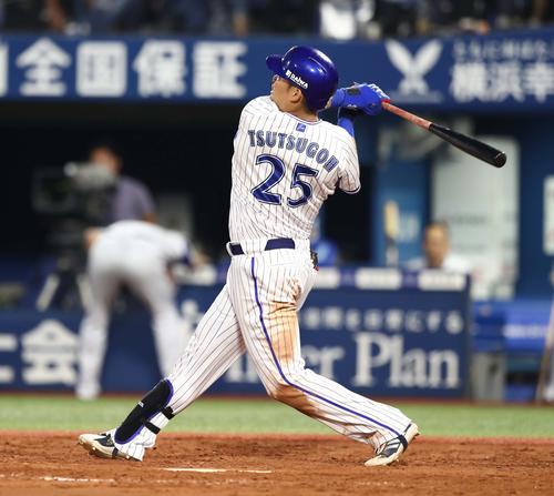 DeNA対日本ハム　3回裏DeNA2死、右越え本塁打を放つ筒香（撮影・黒川智章）