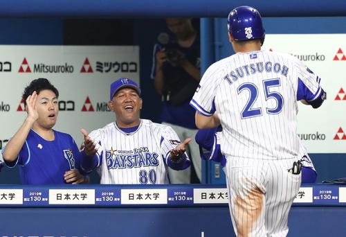 DeNA対日本ハム　3回裏DeNA2死、右越え本塁打を放った筒香を出迎えるラミレス監督（撮影・黒川智章）
