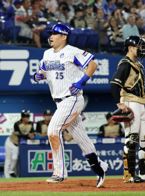 DeNA対日本ハム　3回裏DeNA2死、筒香は右中間本塁打を放つ（撮影・鈴木正人）