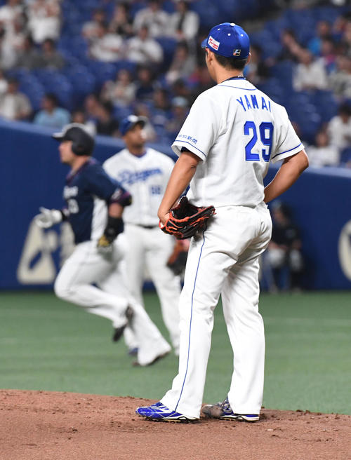 中日対西武　2回表西武無死、山川に左中間へ先制本塁打を打たれがっくりする山井（撮影・前岡正明）