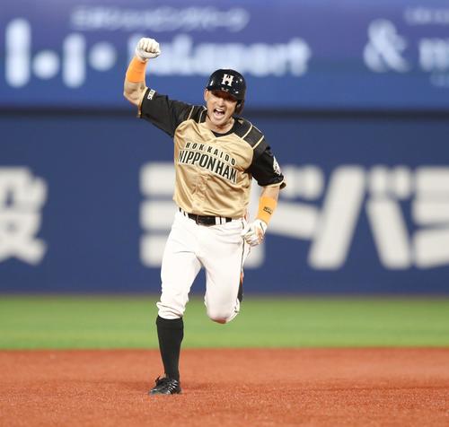 DeNA対日本ハム　7回表日本ハム無死、左越え本塁打を放ちガッツポーズの杉谷（撮影・黒川智章）