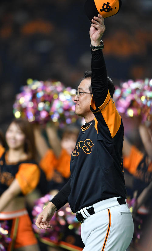 巨人対オリックス　オリックスに勝利し交流戦5カード連続勝ち越しを決めファンの声援に応える巨人原監督（撮影・横山健太）
