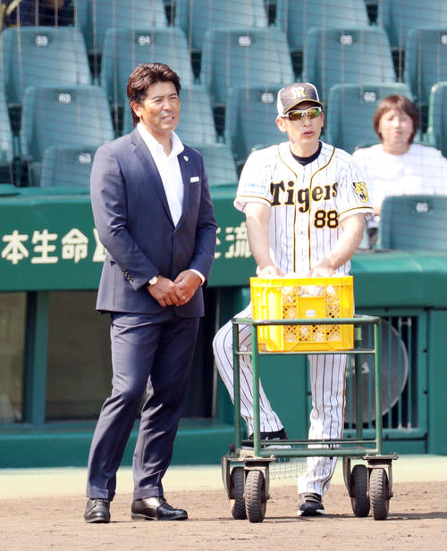 阪神対楽天　視察に訪れた侍ジャパンの稲葉監督（左）と言葉を交わす矢野監督（撮影・前田充）
