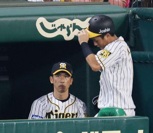 阪神対楽天　8回裏阪神1死二、三塁、代走を送られベンチへ戻る木浪（右）と厳しい表情の矢野監督（撮影・前田充）