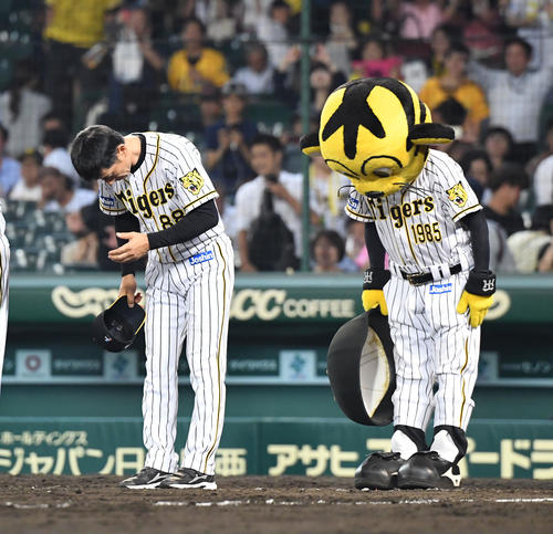 阪神対樂天　楽天に負けファンにあいさつする矢野燿大監督（撮影・奥田泰也）
