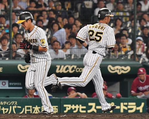 阪神対楽天　8回裏阪神1死二、三塁、江越大賀の代走で交代する木浪聖也（撮影・上田博志）