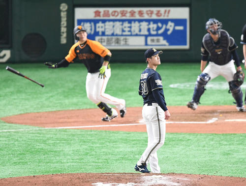 巨人対オリックス　6回裏巨人2死一塁、丸佳浩に同点の2点本塁打を浴びるK－鈴木（撮影・たえ見朱実）