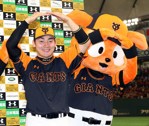 巨人対オリックス　ヒーローインタビューで丸ポーズを決める丸（撮影・狩俣裕三）