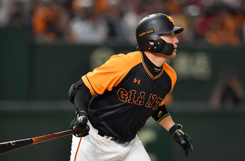 巨人対オリックス　8回裏巨人2死一、二塁、右越え2点適時三塁打を放つ丸（撮影・横山健太）