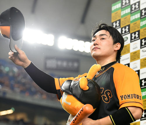 巨人対オリックス　ファンの声援に応える巨人丸（撮影・横山健太）