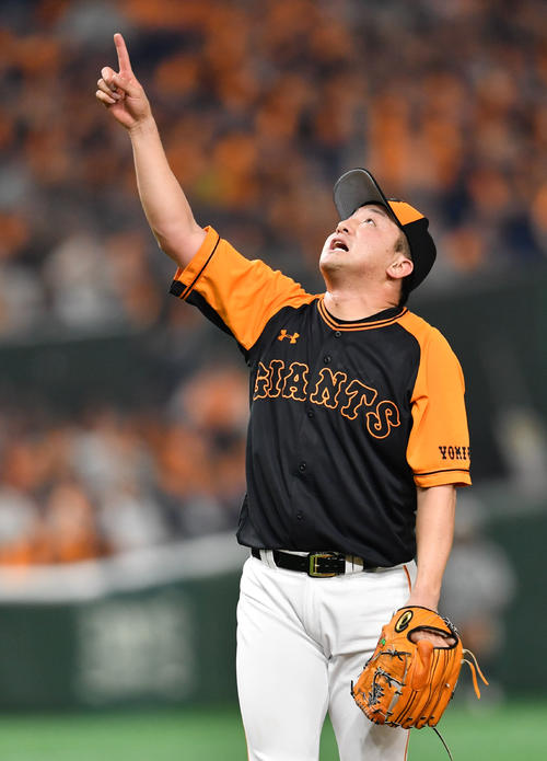 巨人対オリックス　8回表オリックス2死一塁、ロメロを捕邪飛に打ち取り打球を指さす沢村（撮影・横山健太）