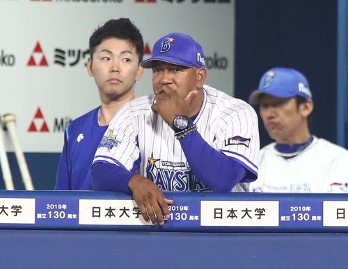 DeNA対日本ハム　ベンチで渋い表情のラミレス監督（撮影・黒川智章）