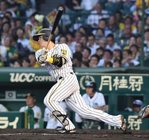 阪神対樂天　4回裏阪神2死、梅野は中越えに本塁打を放つ（撮影・奥田泰也）