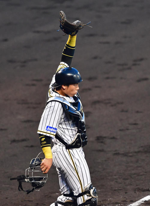 阪神対楽天　4回にソロ本塁打を放ちファンの歓声に手を上げ応える梅野隆太郎（撮影・清水貴仁）
