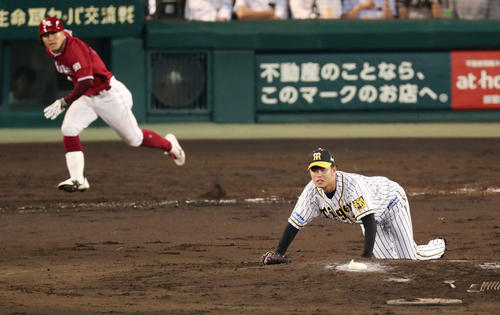阪神対楽天　5回表楽天1死満塁、茂木（左）に中前2点適時打を浴びる高橋遥（撮影・前田充）