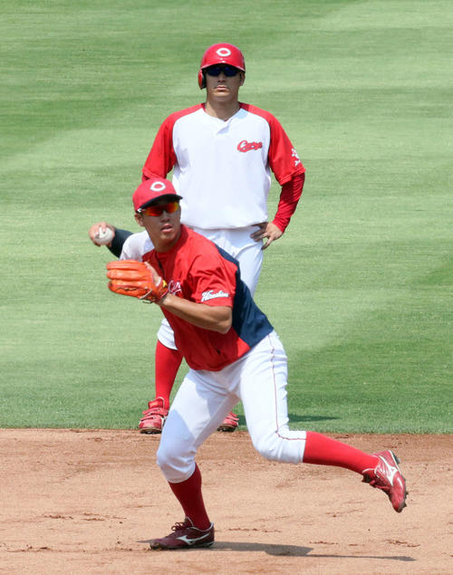 広島対ロッテ　守備練習をする小園海斗（手前）と田中広輔（撮影・栗木一考）