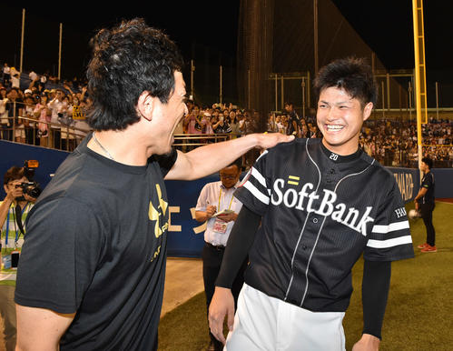 ヤクルト対ソフトバンク　プロ初セーブを挙げたソフトバンク甲斐野（右）は松田宣から祝われ笑顔（撮影・鈴木みどり）