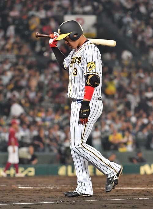 8回裏阪神2死満塁、中飛に倒れ悔しそうにバットを振り上げる大山（撮影・上田博志）