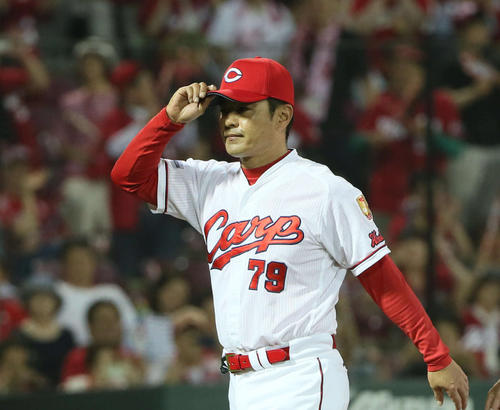 広島対ロッテ　引き揚げる緒方孝市監督（撮影・栗木一考）＝2019年6月20日、マツダスタジアム