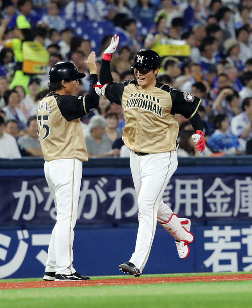 DeNA対日本ハム　6回表日本ハム1死、清宮（右）は右中間本塁打を放ち川名コーチとハイタッチ（撮影・鈴木正人）