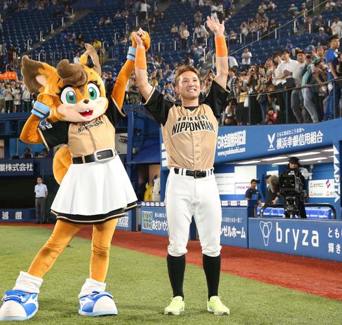 DeNA対日本ハム　試合後、スタンドの声援に応える杉谷（撮影・黒川智章）