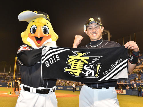 ヤクルト対ソフトバンク　ヤクルトに連勝し、ガッツポーズするソフトバンク内川（撮影・鈴木みどり）