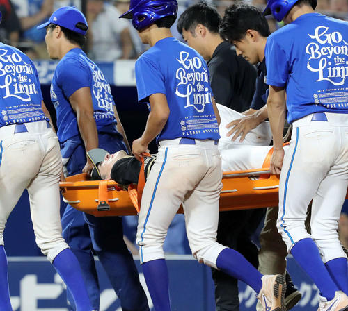 2019年6月18日、ソトの打球を左膝に受けて担架で運ばれた日本ハム上沢