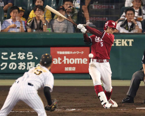 阪神対楽天　5回表楽天1死満塁、中前2点適時打を放つ茂木（撮影・前田充）