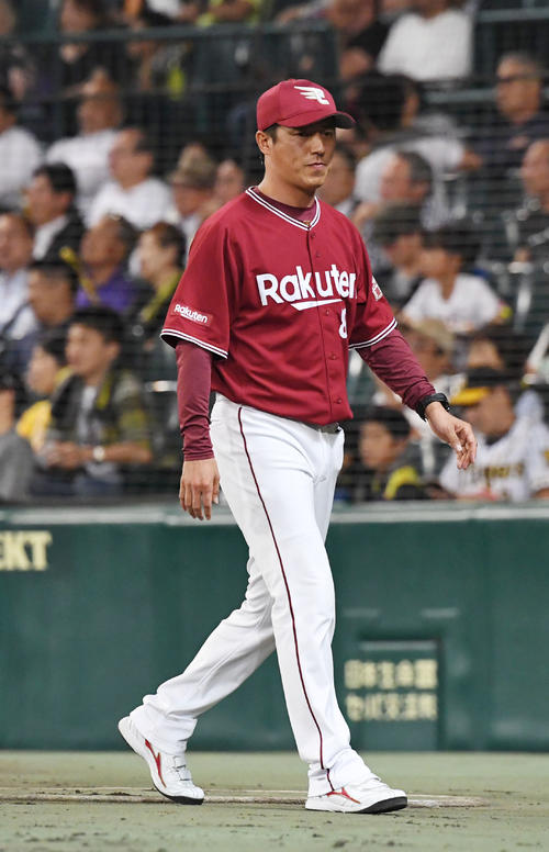 8回交代を告げた平石監督はベンチに引き揚げる（撮影・奥田泰也）