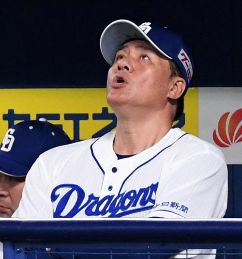 ベンチで厳しい表情を見せる中日与田監督（撮影・前岡正明）