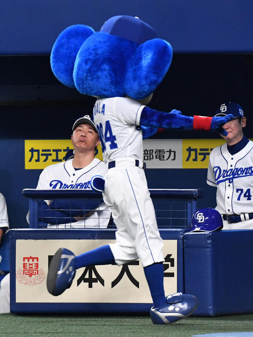 8回、バク転を成功させご機嫌のドアラと対照的にベンチで厳しい表情を見せる中日与田監督（撮影・前岡正明）