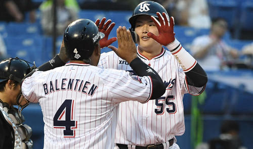 2回裏ヤクルト無死一塁、右越え2点本塁打を放った村上（右）はバレンティンとハイタッチ（撮影・鈴木みどり）