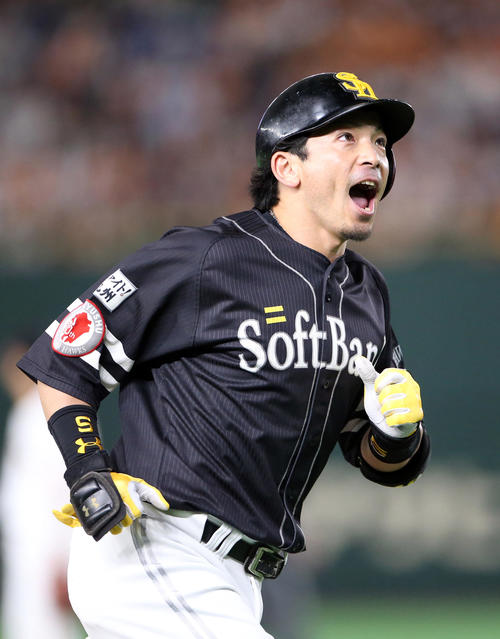 巨人対ソフトバンク　6回表ソフトバンク1死二塁、2点本塁打を放ち、雄たけびを上げる松田宣（撮影・狩俣裕三）