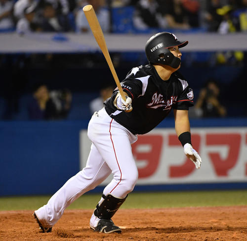 ヤクルト対ロッテ　5回表ロッテ1死一、三塁、菅野は右越え3点本塁打を放つ（撮影・滝沢徹郎）