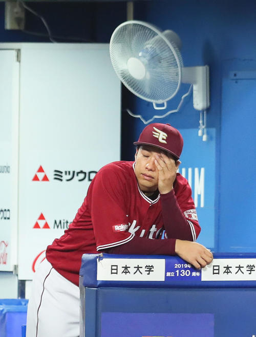 DeNA対楽天　6回途中降板した楽天辛島はベンチでうなだれる（撮影・足立雅史）