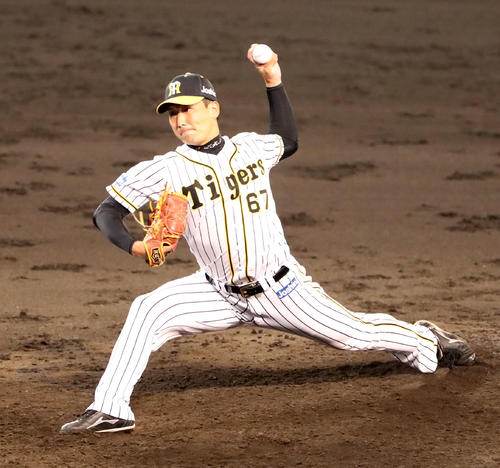 阪神対西武　7回表、阪神2番手で登板する岩崎優（撮影・加藤哉）